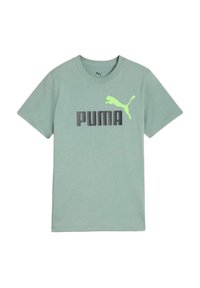 Camiseta de algodón de color verde claro con cuello redondo, que presenta un gran texto en negro "PUMA" y un pequeño logotipo de puma amarillo-verde en el pecho.