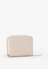 Portafoglio in pelle beige dalla forma rettangolare, con cerniera dorata e texture liscia. Nessun motivo visibile o dettagli hardware aggiuntivi.