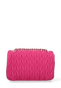 Borsa a tracolla rosa trapuntata con catena, forma arrotondata, superficie testurizzata con motivi ondulati e materiale simile alla pelle liscia.