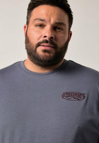 Szary bawełnowy t-shirt z okrągłym dekoltem i logo na piersi w kolorze bordowym, charakteryzujący się gładką teksturą i krótkimi rękawami.