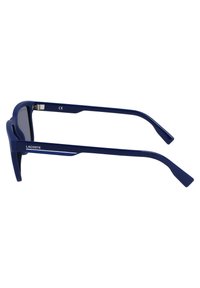 Occhiali da sole in plastica blu navy con un design elegante, bracci diritti e un logo bianco minimalista sul lato. Le lenti sono scure.