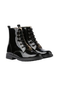 Botines de charol negro con puntera redonda, cordones en la parte delantera y un acabado texturizado. Incluyen tiradores en la parte trasera y un tacón bajo.