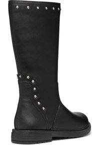 Stivale nero in pelle alto fino al ginocchio con decorativi chiodi in argento e dettagli scallopati sul lato. Suola piatta e design con punta rotonda.