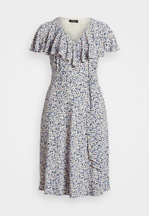 Robe fleurie mi-longue avec petites fleurs bleues, blanches et roses, col en V, col à volants, manches courtes volantées et ceinture à nouer à la taille.