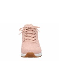 Lys rosa sneaker med teksturert overdel, snørebånd og perforerte paneler. Har en hvit mellomsåle og en gummisåle.