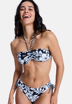Schwarz-weiß gemustertes Bikini mit Blumenprint, bestehend aus einem Bandeau-Oberteil mit Drehdetail und passenden Bikinihöschen mit seitlichen Bindebändern. Gestreifte Neckholder-Träger.