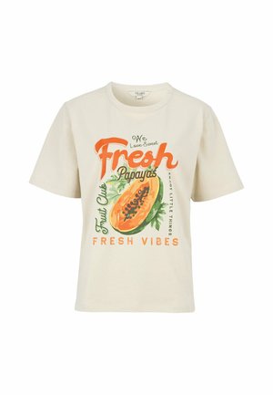 Beige T-shirt med grafik af en halveret papaya og tekst "Vi elsker søde friske papayaer" og "Friske vibes" i orange og grøn.