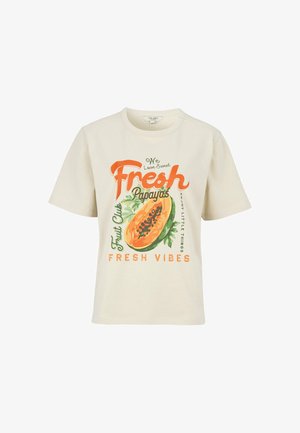 Beige T-shirt med grafik af en halveret papaya og tekst "Vi elsker søde friske papayaer" og "Friske vibes" i orange og grøn.
