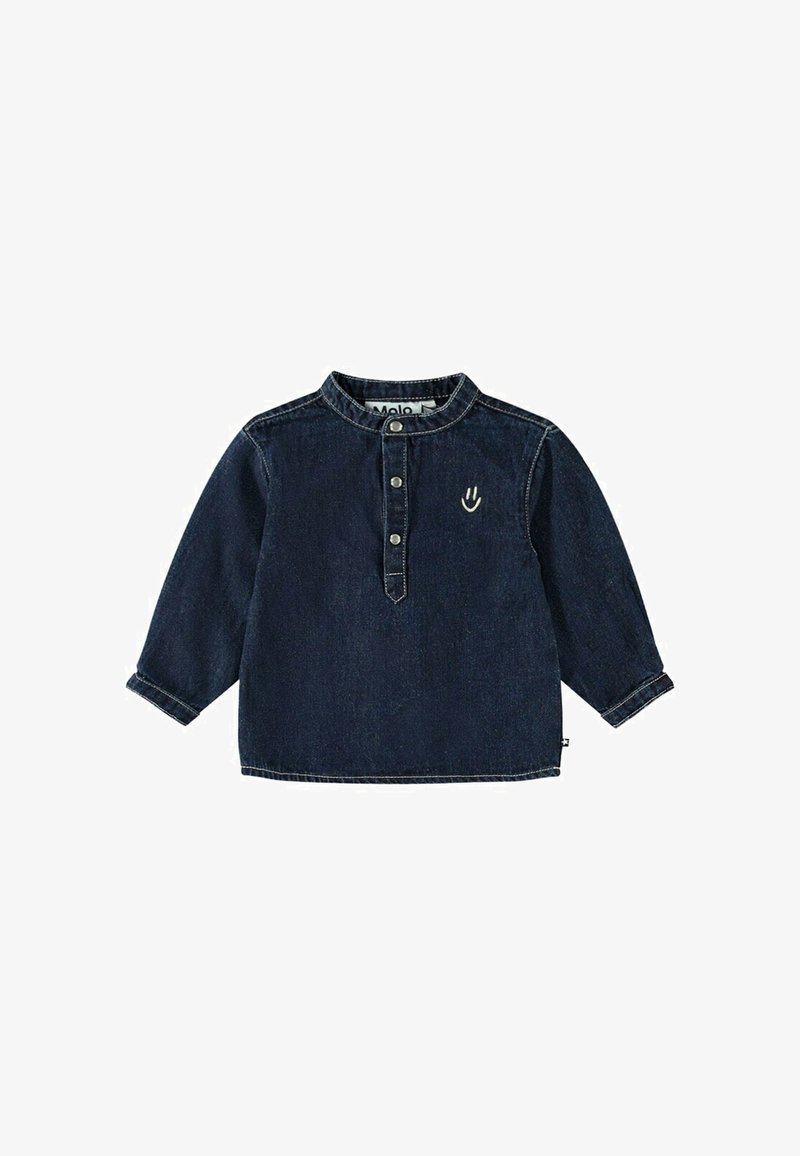 Mörk denimskjorta med lång ärm, rund krage, knapplist och liten handgrafik på bröstet. Har en avslappnad passform.