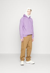 Carhartt WIP HOODED CHASE - Jersey con capucha - violanda/gold