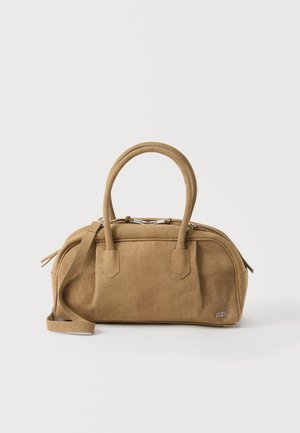 Svetlo rjava teksturirana torbica z dvema ročajema, nastavljivim naramnim trakom in srebrnim zadrgo na vrhu, postavljena na enobarvno belo ozadje.