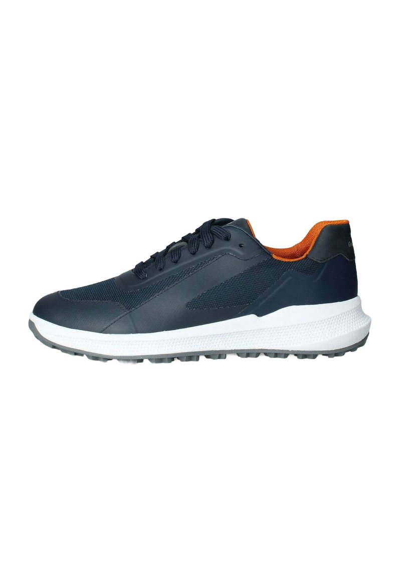 Scarpe sportive blu navy con tomaia testurizzata, dettagli arancioni sul tallone e suola in gomma bianca con un motivo antiscivolo.
