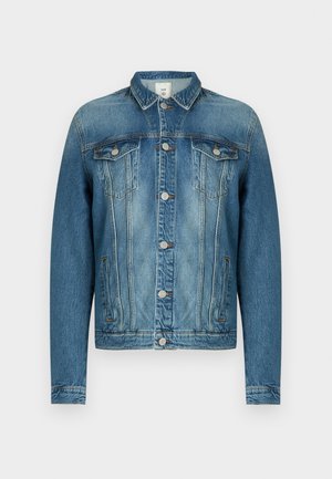 Blå denimjakke med knappestolpe, to brystlommer med klaff, sidelommer og klassisk krage, vist på ensfarget bakgrunn.