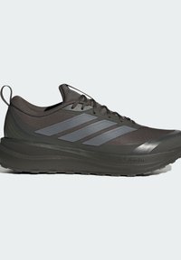 Chaussure de course noire avec des bandes Adidas grises, fermeture à lacets, semelle rembourrée et languette au talon sur un fond clair.