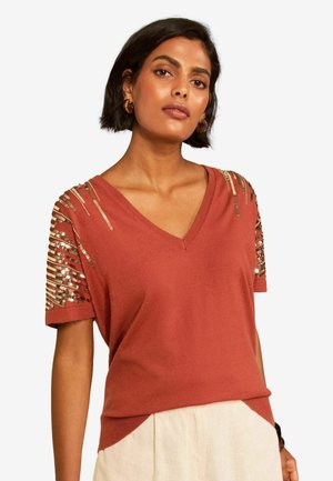 Love & Roses, SEQUIN DETAIL BATWING STYLE V-NECK KNITTED TOP - Print T-shirt - rust brown