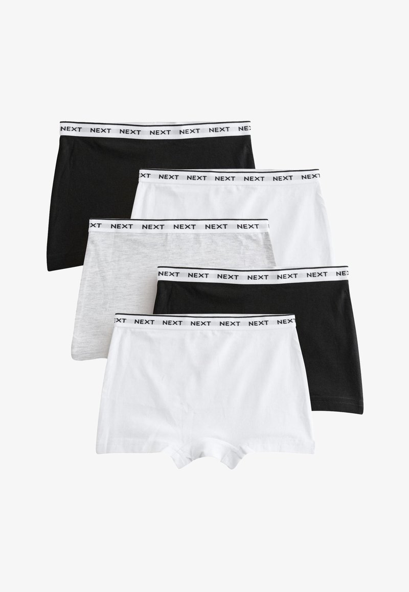 Cinq shorts en noir, gris et blanc, fabriqués en tissu doux. Chacun est doté d'une taille élastique noire avec l'inscription « NEXT ».