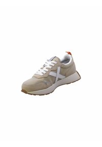 Sneaker beige con accenti e lacci bianchi. Presenta una punta rotonda, colletto imbottito e una suola in gomma testurizzata. Etichetta arancione sul tallone.