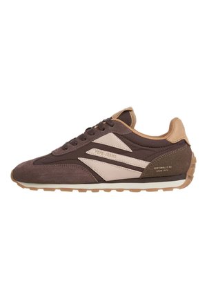 Zapatillas Pepe Jeans marrones y beige con diseño de cordones, materiales de ante y cuero, y suela de goma con detalles de la marca en el lateral.