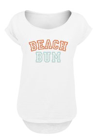 Weißes kurzärmliges Hemd mit rundem Ausschnitt. Auf der Vorderseite steht in orangefarbenen und mintgrünen Blockbuchstaben "BEACH BUM".