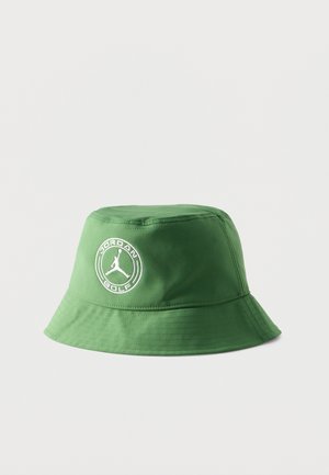 Grønn bøttehatt med hvit brodert Jordan Golf-logo i midten foran, med en silhuett av en basketballspiller.