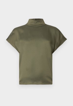 Bluză cu mânecă scurtă în verde măsliniu, având guler înalt, croială lejeră, textură netedă și cusături minime pentru un design curat.