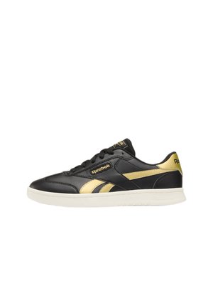 Schwarzer und goldener Reebok Sneaker mit niedrigem Schaft, weißer Sohle, Schnürdesign und Logo an der Seite und Ferse, von der Außenseite betrachtet.