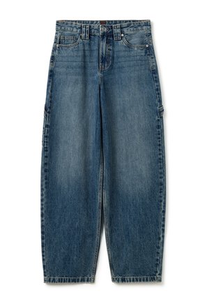 Jean en denim bleu à coupe ample, taille haute et poches latérales. Le tissu a un effet délavé avec des surpiqûres contrastantes et une fermeture à bouton.