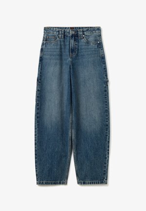 Jean en denim bleu à coupe ample, taille haute et poches latérales. Le tissu a un effet délavé avec des surpiqûres contrastantes et une fermeture à bouton.