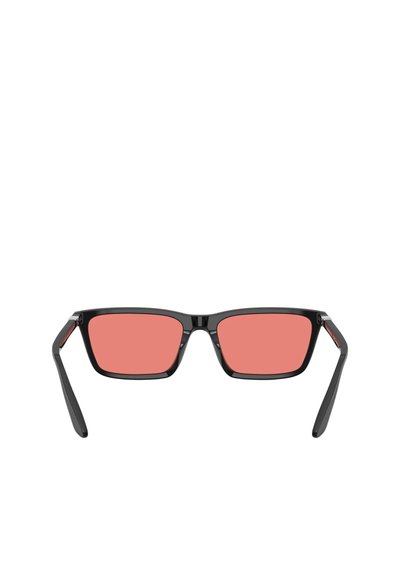 Occhiali da sole rettangolari neri con lenti rosa e bracci neri opachi. Presentano cerniere robuste e un marchio discreto sulla montatura.