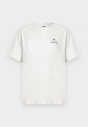 T-shirt en coton blanc avec un col rond et des manches courtes. Comprend un petit logo bleu avec le texte "QUIKSILVER" sur la poitrine.