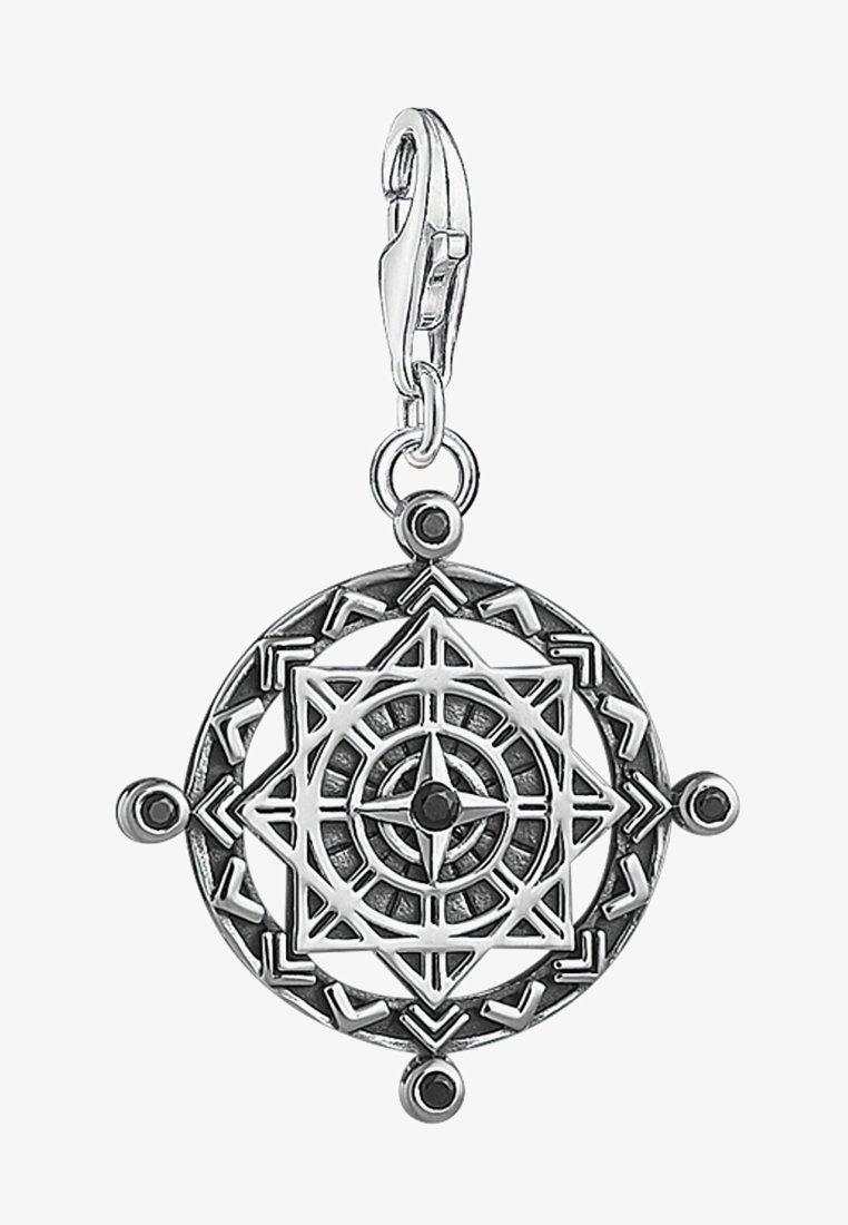 Pendentif boussole en argent avec motifs géométriques d'étoile et de flèche, équipé d'un fermoir mousqueton pour fixation.