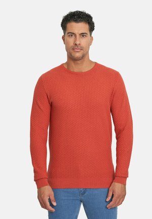 Suéter rojo texturizado con cuello redondo y mangas largas, que presenta un diseño de punto estampado y puños y dobladillo de canalé.