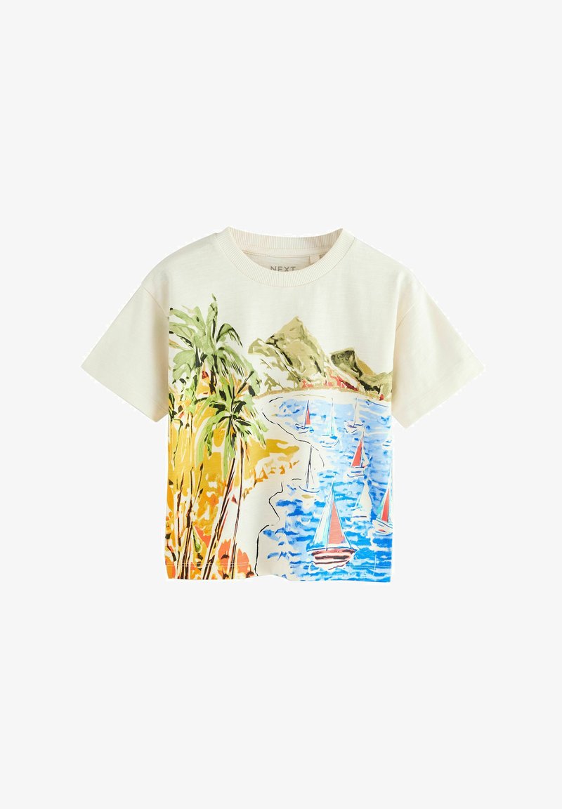 Weißes Kurzarm-T-Shirt mit einem bunten Aufdruck von Palmen, Bergen und Segelbooten auf blauem Wasser.