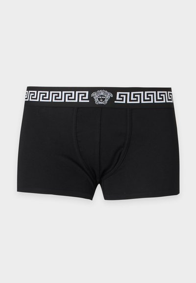 Μαύρα ανδρικά boxer briefs με μαύρη ζώνη μέσης που φέρει λευκό μοτίβο ελληνικού κλειδιού και λογότυπο κεφαλής Μέδουσας στο κέντρο.