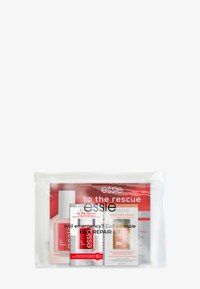 Kit di riparazione unghie Essie in una pochette di plastica trasparente. I contenuti includono un rinforzatore per unghie, olio per cuticole, con imballaggio rosso e bianco.