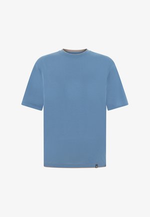 Effen blauwe korte mouw T-shirt met een ronde hals en een klein zwart label aan de onderzoom, op een witte achtergrond.