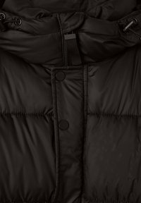 Czarna kurtka puchowa z wysokim kołnierzem, zatrzaskami i regulowanym kapturem ze sznurkiem, o gładkiej, błyszczącej teksturze.