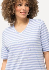 Ulla Popken STRIPED WILDLIFE GRAPHIC - Triko s potiskem - sky blue