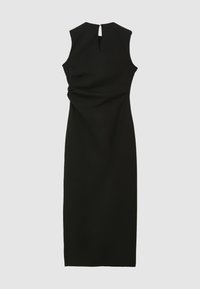 Ärmelloses, langes schwarzes Kleid mit einer Knopfverschlussöffnung im Rücken und subtilen seitlichen Drapierungen vor einem schlichten Hintergrund.