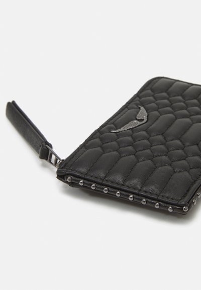 Portefeuille en cuir noir matelassé avec une surface texturée, des clous en argent le long du bord et une boucle pour attache.