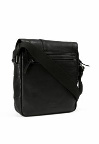 Borsa a tracolla nera in pelle con finitura testurizzata, dotata di tasca frontale con zip, tracolla regolabile e design minimalista.