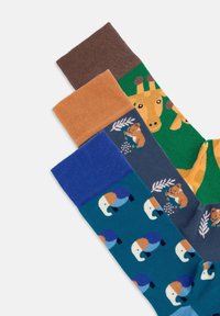 Set von drei Socken: braun, orange und blau mit strukturiertem Stoff. Zeigt Tiermuster, einschließlich eines Giraffen, Bären und Elefanten.