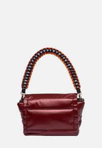 Bordeaux gekleed tas met een geweven, meerkleurig hengsel met blauwe, oranje en zwarte accenten; rechthoekige vorm met gestikte details.