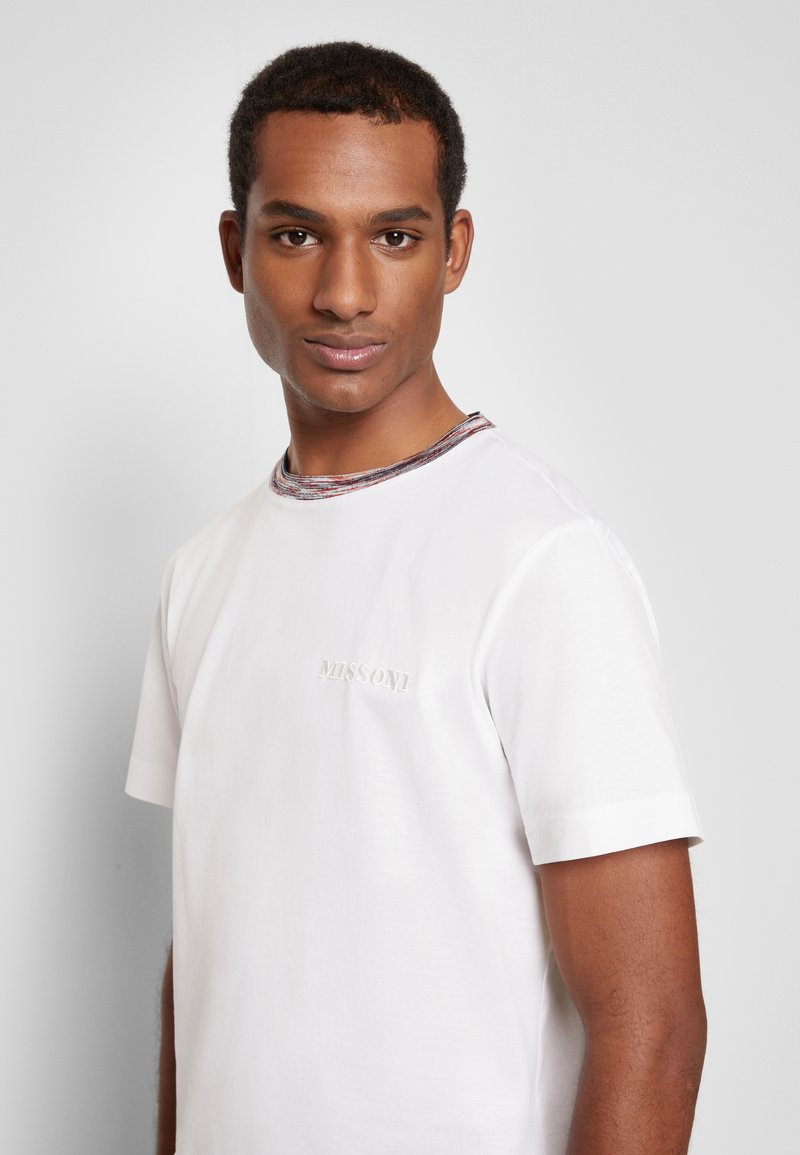 Herren Bekleidung | Missoni SHORT SLEEVE T-Shirt print white/weiß - XI85347 Herren Bekleidung | Missoni SHORT SLEEVE T-Shirt print white/weiß - XI85347