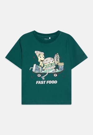 Zelené bavlnené tričko s kreslenou grafikou rýchleho občerstvenia na skateboarde, s textom "FAST FOOD" v bielej farbe. Krátke rukávy, kulatý výstrih.