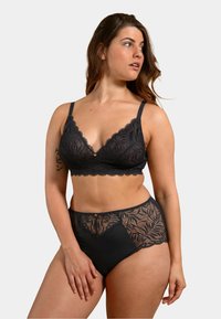 Bralette en dentelle noire avec bords festonnés, dotée d'un accent central. Culotte haute noire avec panneaux latéraux en dentelle et texture lisse.