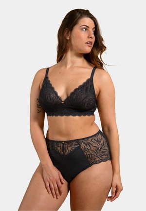 Bralette en dentelle noire avec bords festonnés, dotée d'un accent central. Culotte haute noire avec panneaux latéraux en dentelle et texture lisse.