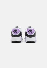 Par cipela Nike Air u crnoj, bijeloj i ljubičastoj boji prikazanih s leđa, ističući logo na peti i podstavljeni potplat.