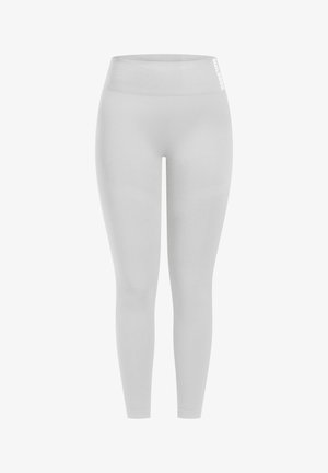 Legginsy o wysokim stanie, dopasowane, w jasnoszarym kolorze, wykonane z elastycznego materiału. Posiadają teksturowany pas i widoczny akcent z logo.