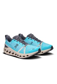 Hellblaue Sportschuhe mit Mesh-Obermaterial, dunkelgrauen Akzenten und beiger Sohle, die große Aussparungen für Belüftung und Dämpfung aufweisen.